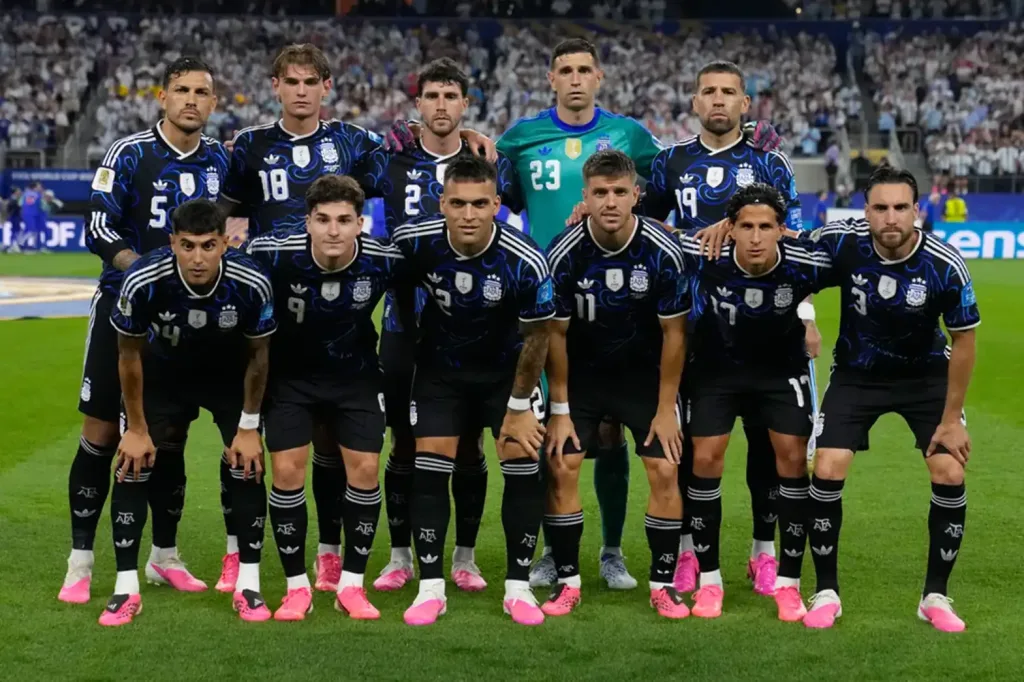 Jersei Biru timnas Argentina di Semifinal Piala Dunia 2026. (c) AP Photo/Tony Gutierrez