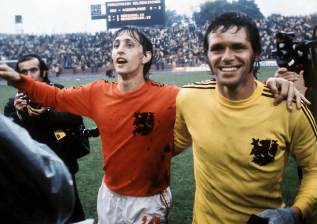 Kiper Jan Jongbloed dan Johan Cruyff (kiri) dari Belanda merayakan setelah peluit akhir dibunyikan pada Babak Kedua Piala Dunia, Belanda vs. Jerman Timur di Gelsenkirchen (c) FIFA