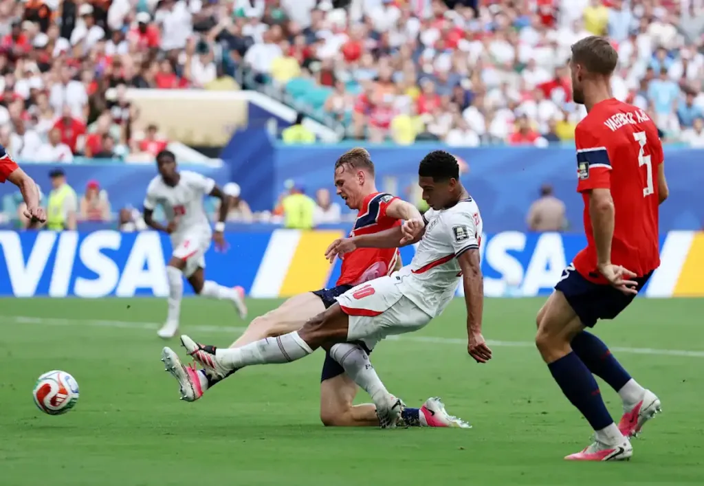 Jude Bellingham dari Inggris mencetak gol kemenangan pada babak perempat final Piala Dunia FIFA 2026 antara Norwegia vs Inggris di Stadion Miami pada 11 Juli 2026. (c) Buda Mendes/Getty Images