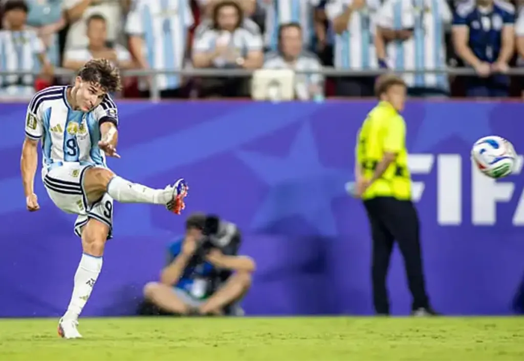 Julián Álvarez dari Argentina mencetak gol di babak perpanjangan waktu selama pertandingan perempat final Piala Dunia FIFA 2026 antara Argentina dan Swiss di Stadion Kansas City pada 11 Juli 2026 di Kansas City, Missouri. (c) Doug Zimmerman/ISI Photos via Getty Images