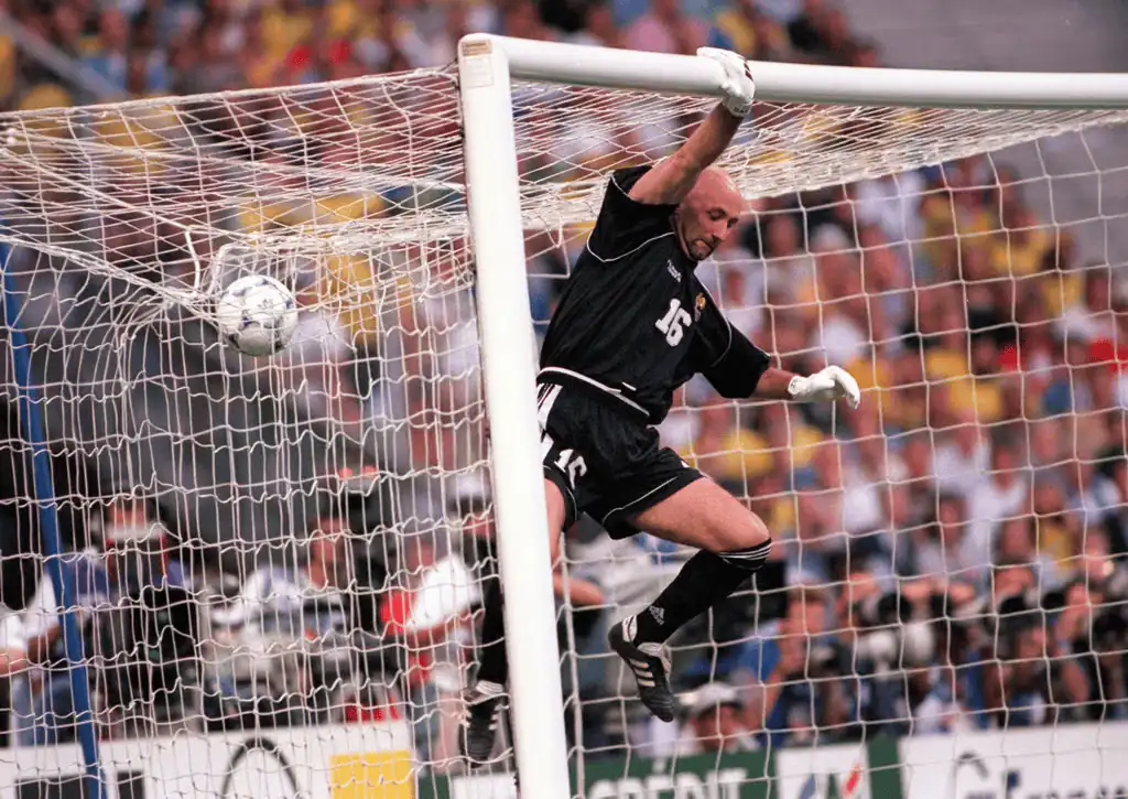 Kiper Prancis Fabien Barthez menepis bola ke mistar gawang saat melawan Brasil di final Piala Dunia FIFA 1998 di Stade de France pada 12 Juli 1998. (c) FIFA/Bob Thomas Sports Photography via Getty Images