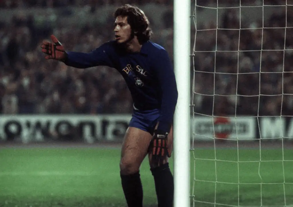 Emerson Leao, Penjaga gawang dari Brasil, memberikan instruksi sambil berdiri di tiang gawang pada pertandingan Grup B Frankfurt Piala Dunia 1974 (c) FIFA/Imago/WEREK