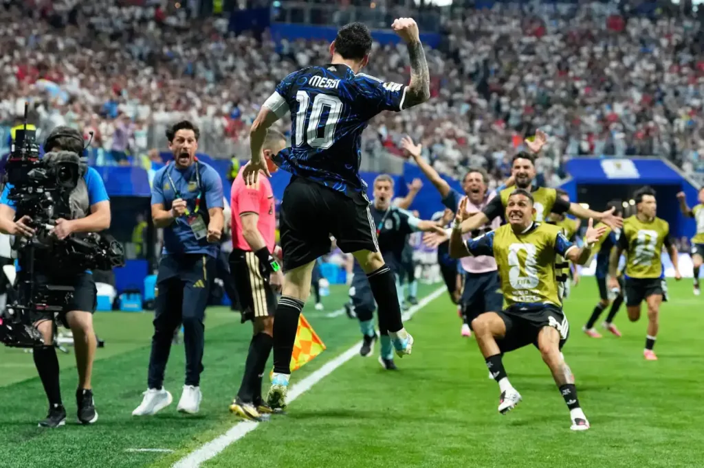 Lionel Messi dari Argentina merayakan setelah rekan setimnya Lautaro Martinez mencetak gol kedua tim mereka selama pertandingan semifinal Piala Dunia antara Inggris dan Argentina di Atlanta, Rabu, 15 Juli 2026. (c) AP Photo/Rebecca Blackwell