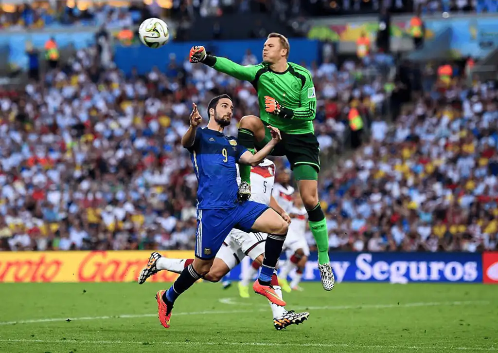 Gonzalo Higuain dari Argentina dan Manuel Neuer dari Jerman bertabrakan selama pertandingan Final Piala Dunia FIFA 2014 Brasil antara Jerman dan Argentina di Maracana pada 13 Juli 2014 di Rio de Janeiro, Brasil. (c) Shaun Botterill/FIFA/FIFA via Getty Images