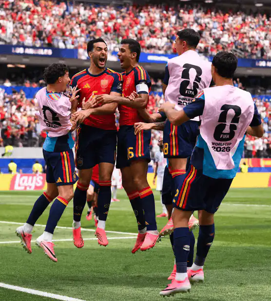 Mikel Merino dari Spanyol merayakan gol kedua timnya bersama rekan-rekan setimnya selama pertandingan perempat final Piala Dunia FIFA 2026 antara Spanyol dan Belgia di Stadion Los Angeles, 10 Juli 2026. (c)DAVID RAMOS/AFP