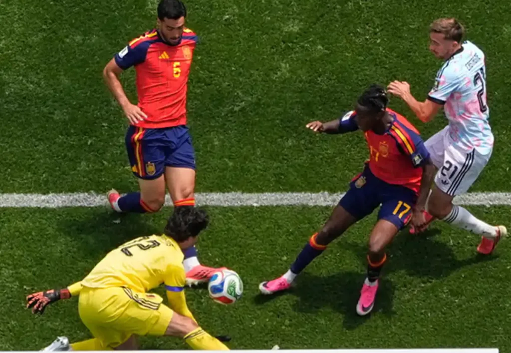 Mikel Merino dari Spanyol saat bereaksi paling cepat dan menyarangkan bola ke gawang Belgia untuk memberi Spanyol keunggulan. (c) Mark J Terrill/AP