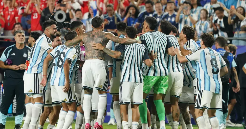 Para pemain bergabung dengan para pendukung menyanyikan "Siapa pun yang tidak melompat adalah orang Inggris" setelah mencapai babak semifinal (Olé/Juano Tesone).
