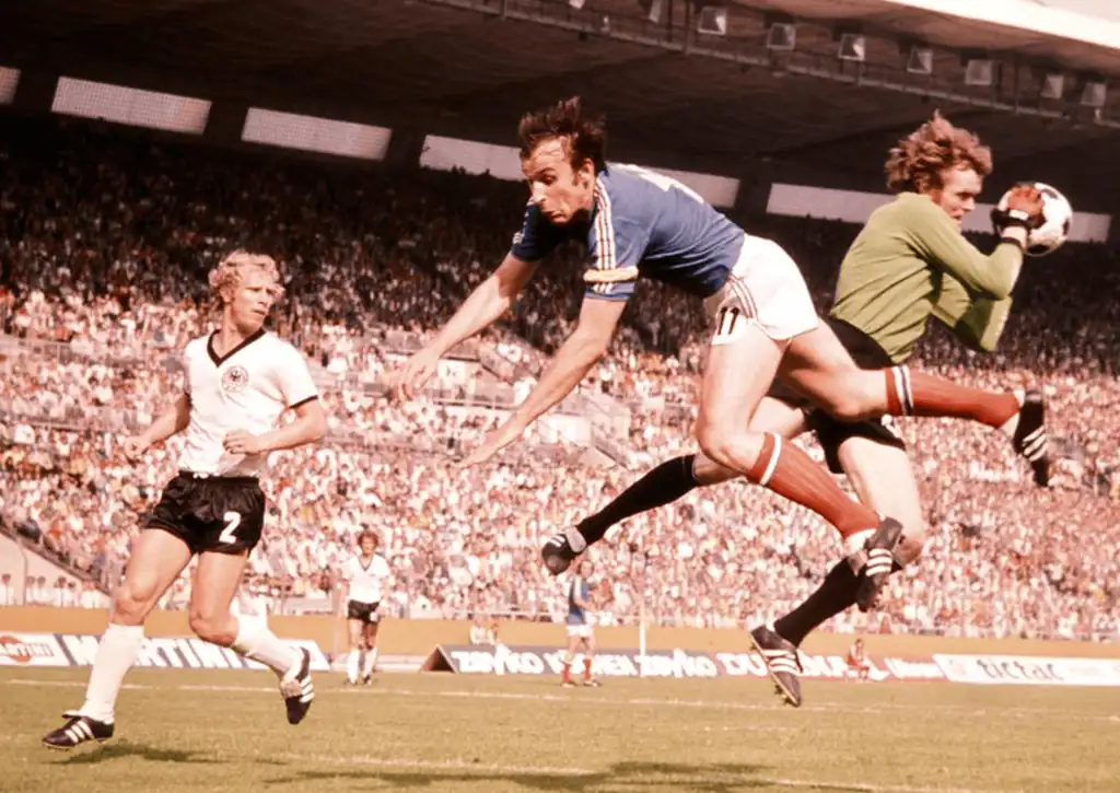 Kiper Sepp Maier, (kiri) Berti Vogts, berhadapan dengan Dragan Dzajic (tengah), Yugoslavia, keduanya Jerman Barat pada Piala Dunia 1974. (c) FIFA/imago/WEREK