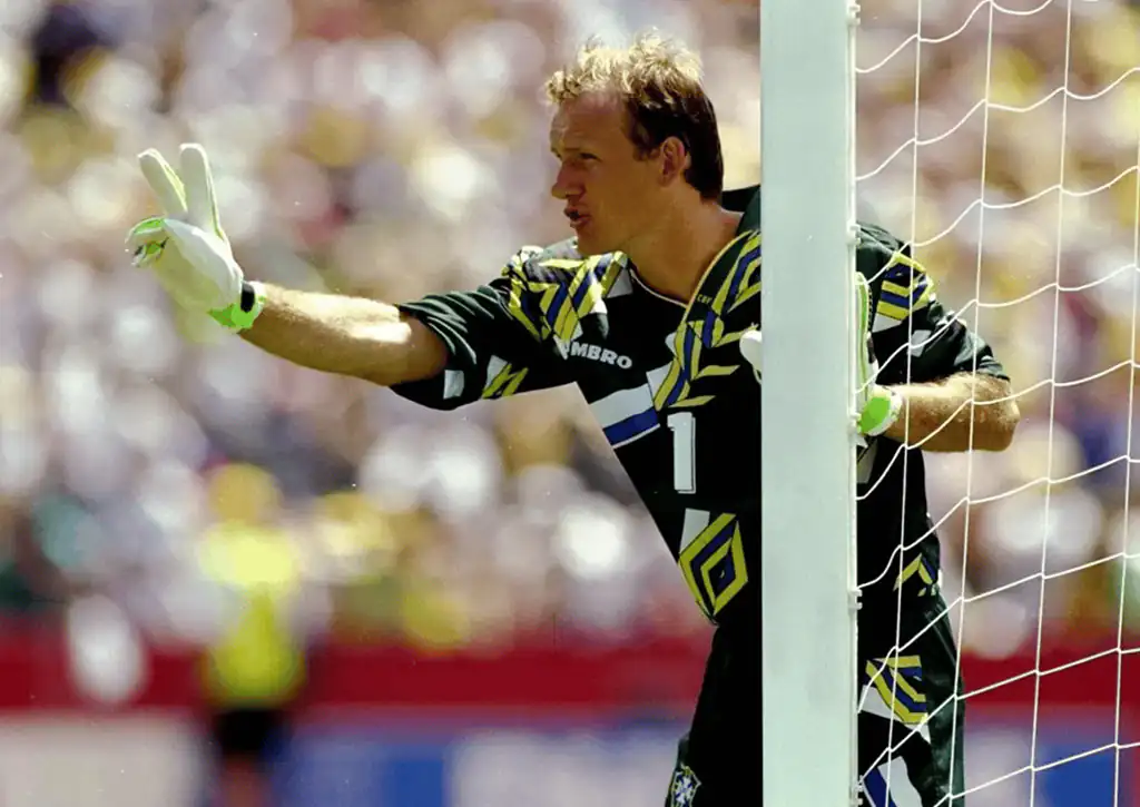 Kiper Brasil Claudio Taffarel memberi isyarat kepada rekan satu timnya selama pertandingan Babak Pertama Piala Dunia melawan Rusia di Stadion Stanford di San Francisco, California, AS. Brasil memenangkan pertandingan dengan skor 2-0. (c) FIFA/Shaun Botterill/Allsport