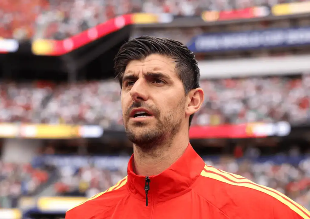 Thibaut Courtois dari Belgia berdiri untuk menyanyikan lagu kebangsaan sebelum pertandingan Grup G Piala Dunia FIFA 2026 antara Belgia dan Iran di Stadion Los Angeles pada 21 Juni 2026 di Inglewood, California. (c) Alex Livesey/FIFA/Getty Images