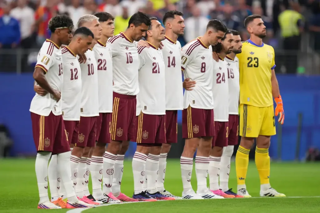 Timnas Spanyol berdiri mengheningkan cipta sejenak sebelum pertandingan semifinal Piala Dunia sepak bola antara Prancis dan Spanyol di Arlington, Texas, dekat Dallas, Selasa, 14 Juli 2026. (c) AP Photo/Eric Gay
