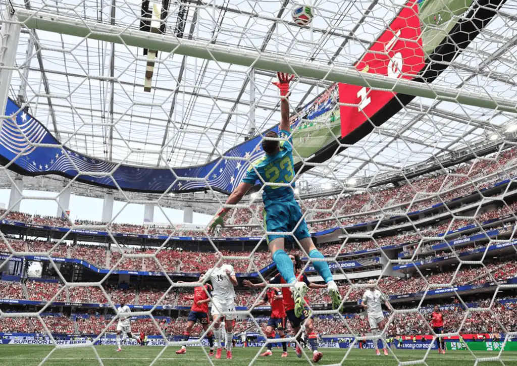 Unai Simon dari Spanyol melompat saat Sasa Kalajdzic dari Austria menyundul bola ke gawang selama pertandingan babak 32 besar Piala Dunia FIFA 2026 antara Spanyol dan Austria di Stadion Los Angeles pada 2 Juli 2026 di Inglewood, California. (c) FIFA/Michael Steele/Getty Images