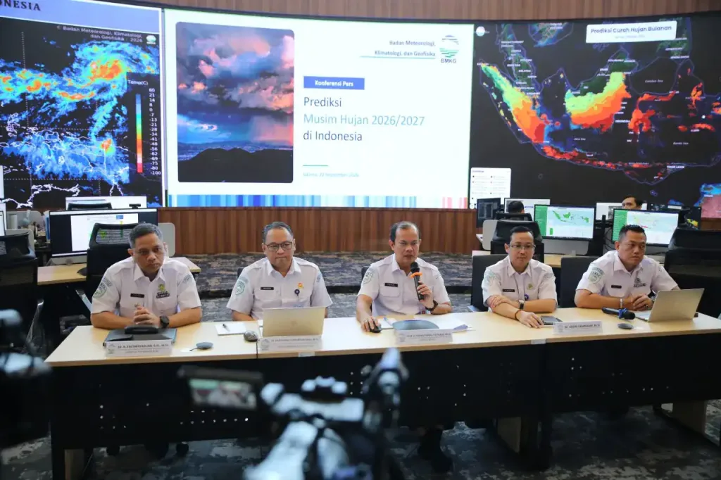 Siaran Pers Kepala BMKG, Teuku Faisal Fathani, menjelaskan pemantauan anomali suhu muka laut di wilayah Nino3.4 Samudra Pasifik pada akhir bulan Agustus 2026 sebesar +2,83 dengan nilai indeks ENSO periode Juli-Agustus-September (JAS) sebesar +2,63 yang mengindikasikan El Nino sangat kuat.